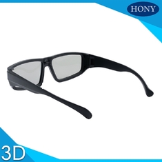 大人の線形分極された3Dガラス、黒いフレームが付いている受動3Dガラス