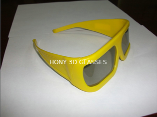 技術博物館のための黄色いプラスチック フレームの線形分極された 3D ガラス